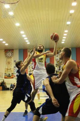 Виктор Заряжко с мячом